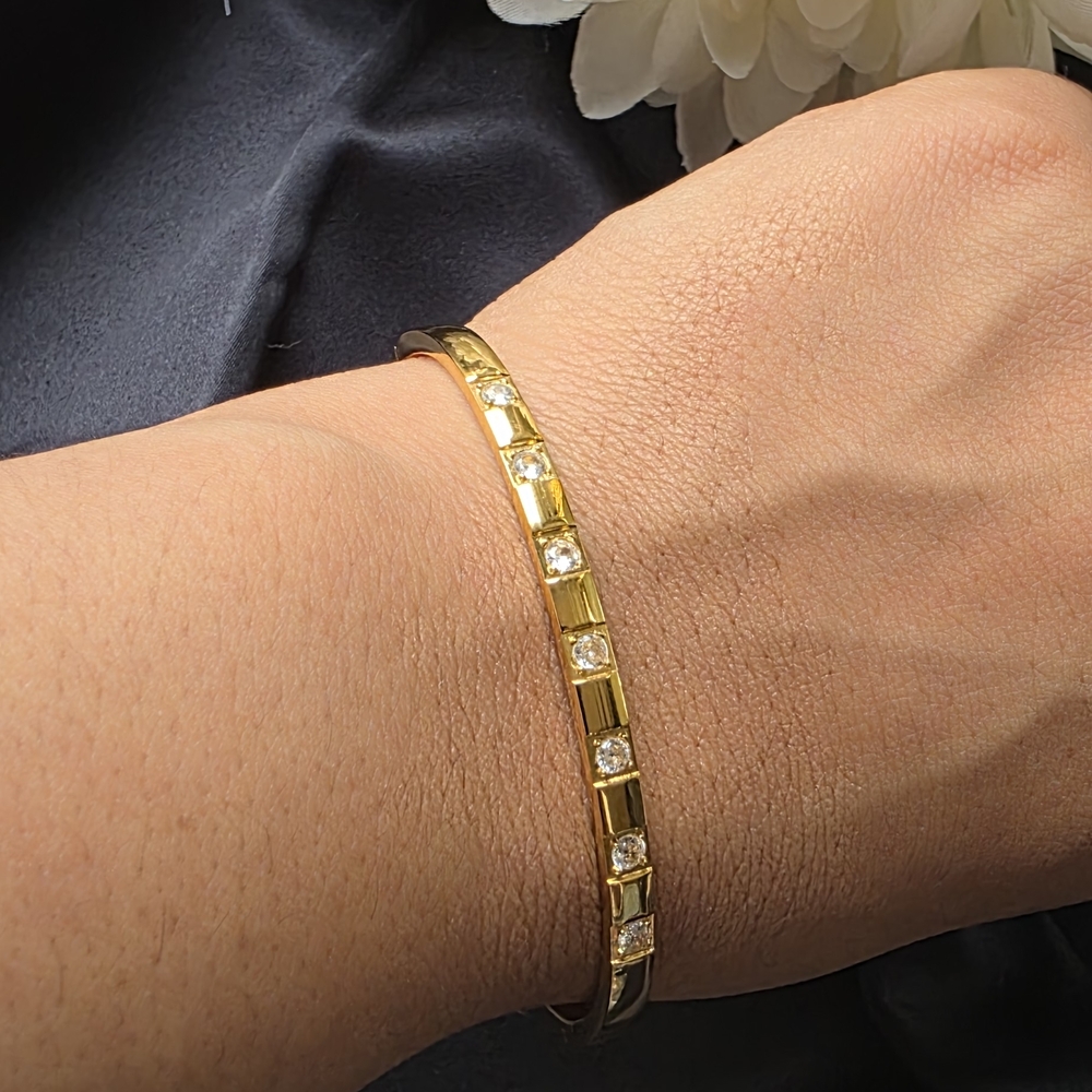 Elegant Gold Bracelet with Crystal Accents